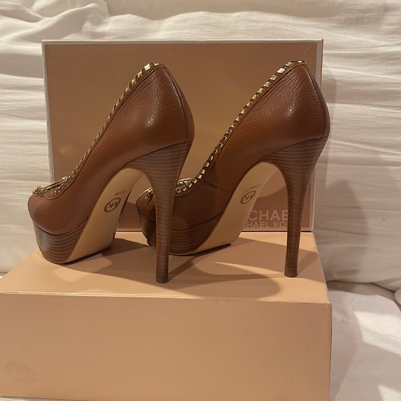 Michael Kors Bennett Peep Toe Platform Pump - Picture 3 of 9